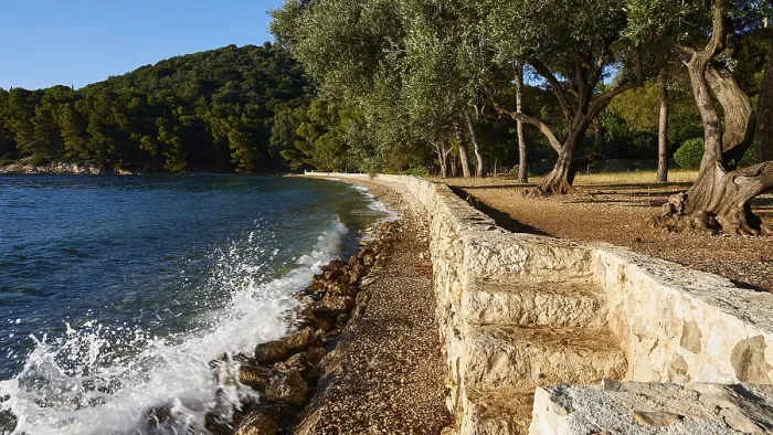 Gerahmter Druck : Loutsa Beach, Steinmauer, Wellenreiten. Gerahmter Druck : Loutsa Beach, Steinmauer, Wellenreiten.