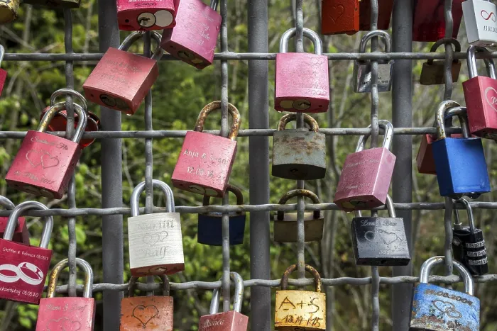 Gerahmter Druck : Liebesgitter, Brücke am Lechfall. Gerahmter Druck : Liebesgitter, Brücke am Lechfall.