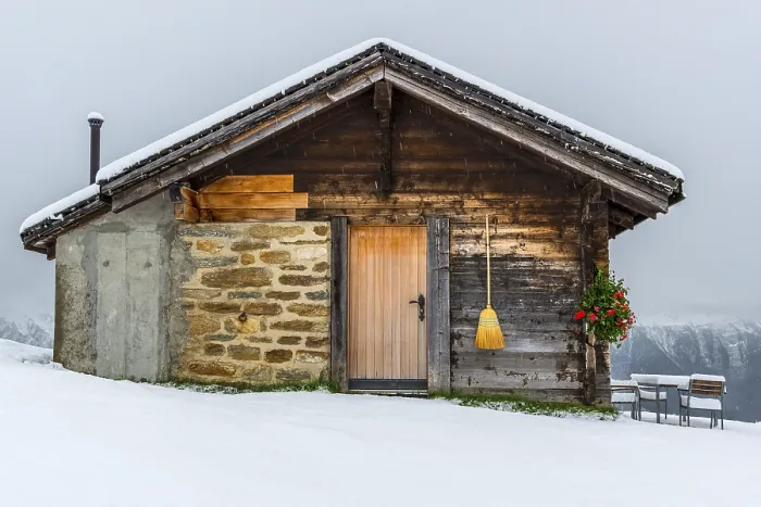 Gerahmter Druck : Lieblich dekorierte Berghütte Gerahmter Druck : Lieblich dekorierte Berghütte