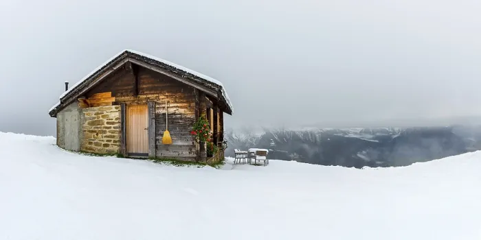 Gerahmter Druck : Lieblich dekorierte Berghütte. Gerahmter Druck : Lieblich dekorierte Berghütte.