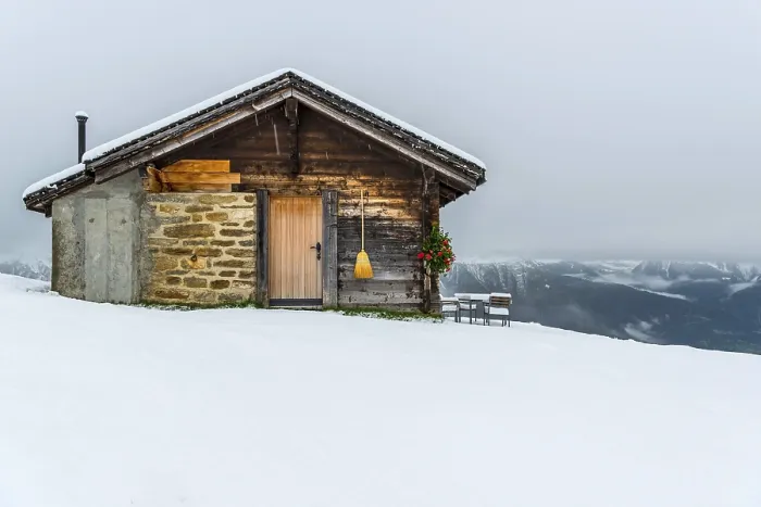 Gerahmter Druck : Lieblich eingerichtete Berghütte. Gerahmter Druck : Lieblich eingerichtete Berghütte.