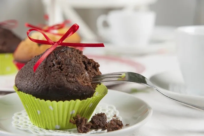 Gerahmter Druck : Lieblich dekorierte Muffins auf einem Couchtisch. Gerahmter Druck : Lieblich dekorierte Muffins auf einem Couchtisch.