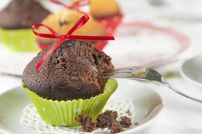 Gerahmter Druck : Lieblich dekorierte Muffins auf einem Kaffeetisch. Gerahmter Druck : Lieblich dekorierte Muffins auf einem Kaffeetisch.