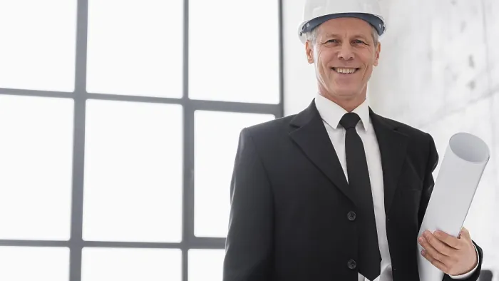 Gerahmter Druck : Blickwinkel-ingenieur männlich mit Plänen Gerahmter Druck : Blickwinkel-ingenieur männlich mit Plänen