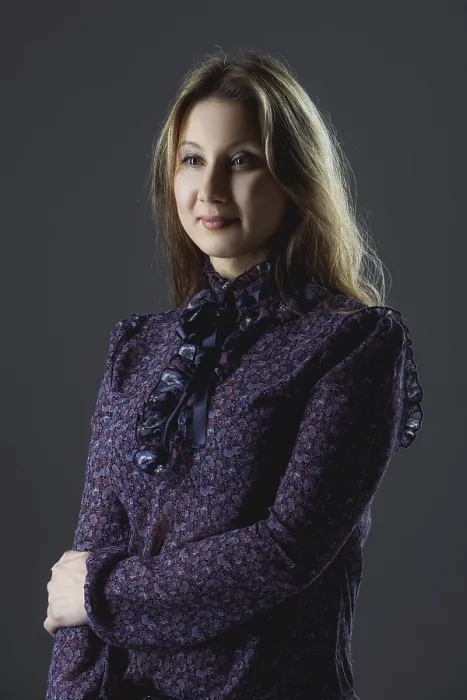Gerahmter Druck : Leiser Schlüsselporträt einer Größe-Plus-Model in Bluse, das sich im Studio aufhält. Gerahmter Druck : Leiser Schlüsselporträt einer Größe-Plus-Model in Bluse, das sich im Studio aufhält.