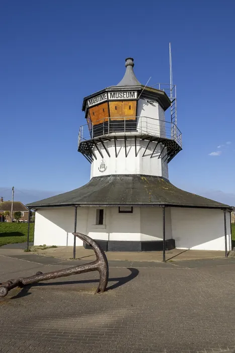 Gerahmter Druck : Niedriges Leuchtturm, Maritimes Museum Gerahmter Druck : Niedriges Leuchtturm, Maritimes Museum
