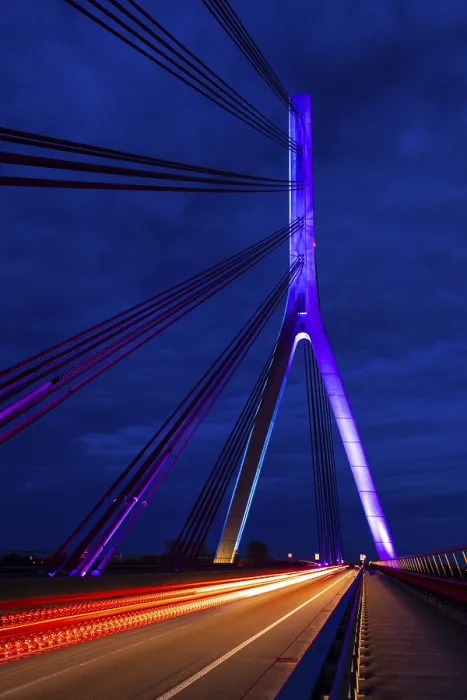 Gerahmter Druck : Brücke Niederrhein bei der Blauen Stunde Gerahmter Druck : Brücke Niederrhein bei der Blauen Stunde