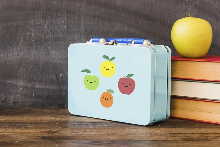Gerahmter Druck : Lunchbox nahe Stapel Bücher Apfel. Gerahmter Druck : Lunchbox nahe Stapel Bücher Apfel.