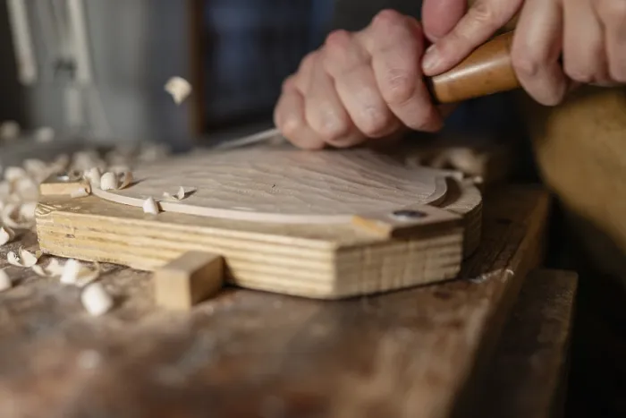 Gerahmter Druck : Luthier mit Gouge und Mallet Gerahmter Druck : Luthier mit Gouge und Mallet