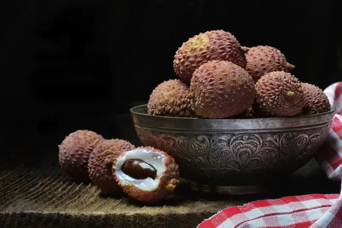 Gerahmter Druck : Lychee, Lychees in Schale. Gerahmter Druck : Lychee, Lychees in Schale.