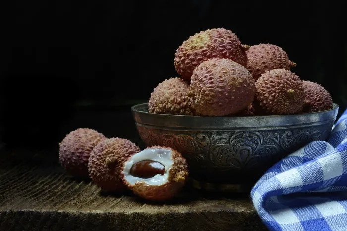 Gerahmter Druck : Lychee, Lychees in Schale. Gerahmter Druck : Lychee, Lychees in Schale.