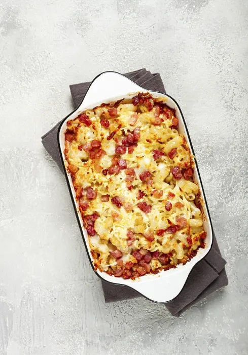 Gerahmter Druck : Makaroni mit Käse und Speck. Gerahmter Druck : Makaroni mit Käse und Speck.