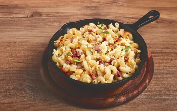 Gerahmter Druck : Makaroni mit Käse und Speck.