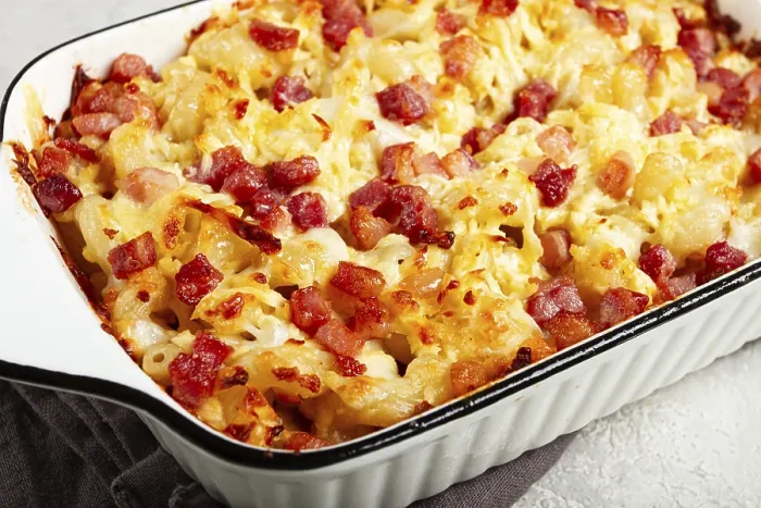 Gerahmter Druck : Makaroni mit Käse und Speck. Gerahmter Druck : Makaroni mit Käse und Speck.