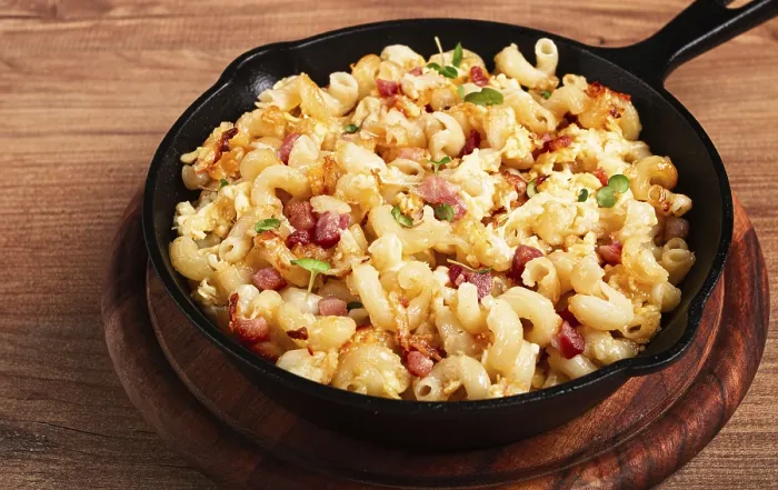 Gerahmter Druck : Makaroni mit Käse und Speck. Gerahmter Druck : Makaroni mit Käse und Speck.