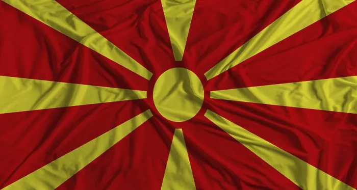 Gerahmter Druck : Mazedonische Flagge mit Stofftextur-Hintergrund.