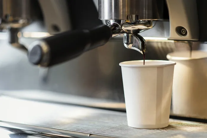 Gerahmter Druck : Maschine füllt Kaffee in einen Einwegbecher. Gerahmter Druck : Maschine füllt Kaffee in einen Einwegbecher.