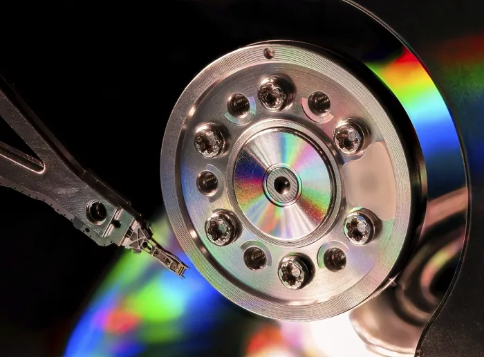Gerahmter Druck : Ein Makro eines geöffneten Computerfestplatten mit dem Leseschreibkopf.