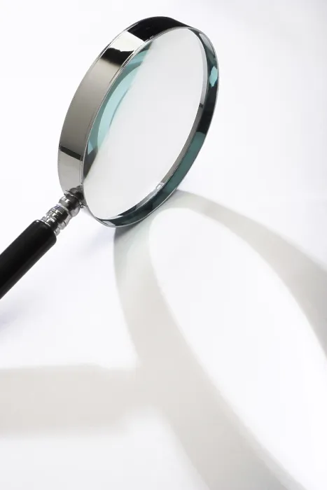 Gerahmter Druck : Ein Vergrößerungsglas wirft einen Schatten Gerahmter Druck : Ein Vergrößerungsglas wirft einen Schatten