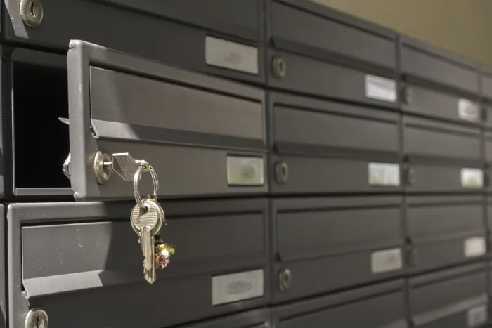 Gerahmter Druck : Briefkästen in einem Wohnkomplex Gerahmter Druck : Briefkästen in einem Wohnkomplex