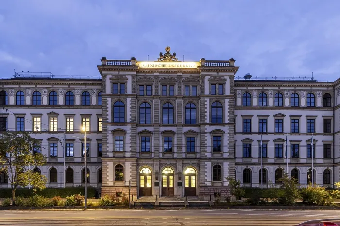 Gerahmter Druck : Hauptgebäude der Technischen Universität Gerahmter Druck : Hauptgebäude der Technischen Universität