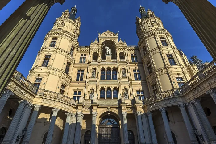 Gerahmter Druck : Hauptfassade des Schweriner Schlosses.
