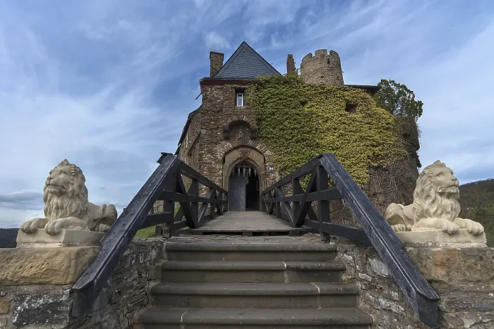 Gerahmter Druck : Haupteingang zum ehemaligen Schloss Thurant. Gerahmter Druck : Haupteingang zum ehemaligen Schloss Thurant.