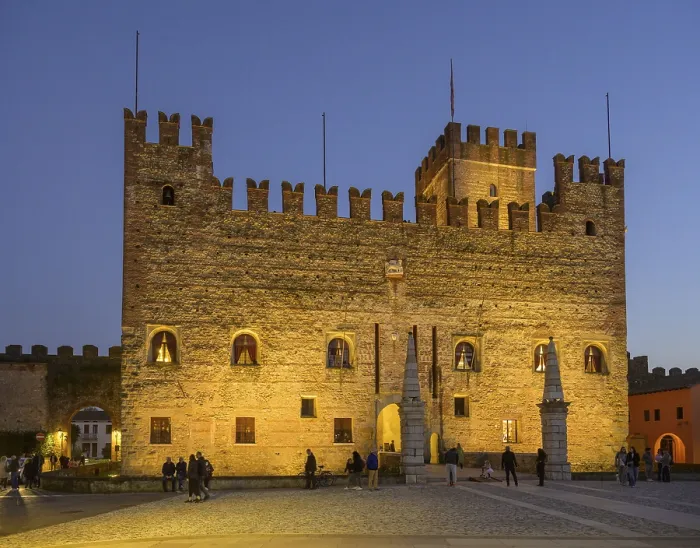 Gerahmter Druck : Marktplatz mit Schloss am Abend. Gerahmter Druck : Marktplatz mit Schloss am Abend.