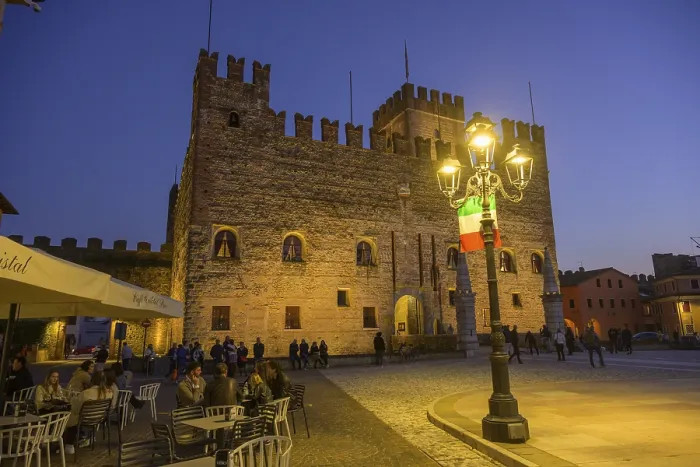 Gerahmter Druck : Marktplatz mit Schloss am Abend. Gerahmter Druck : Marktplatz mit Schloss am Abend.