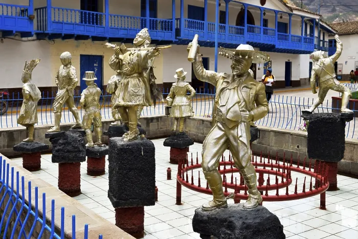 Gerahmter Druck : Hauptplatz mit tanzenden Figuren. Gerahmter Druck : Hauptplatz mit tanzenden Figuren.