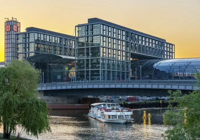 Gerahmter Druck : Hauptbahnhof mit Spree und Ausflugsdampfer