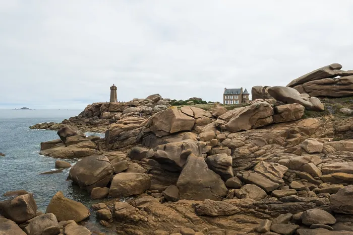 Gerahmter Druck : Maison Gustave Eiffel mit Leuchtturm und Granitfelsen. Gerahmter Druck : Maison Gustave Eiffel mit Leuchtturm und Granitfelsen.