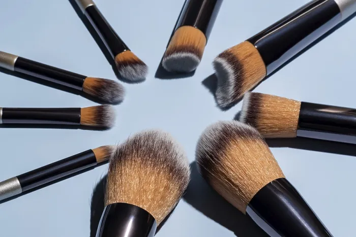 Gerahmter Druck : Make-up-Bürsten in einem Kreis auf blauer Hintergrund. Gerahmter Druck : Make-up-Bürsten in einem Kreis auf blauer Hintergrund.
