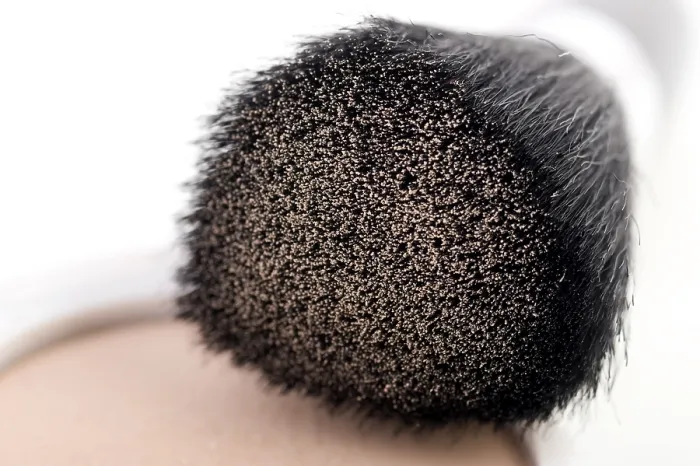 Gerahmter Druck : Make-up-Bürste und Puderkompakt Gerahmter Druck : Make-up-Bürste und Puderkompakt