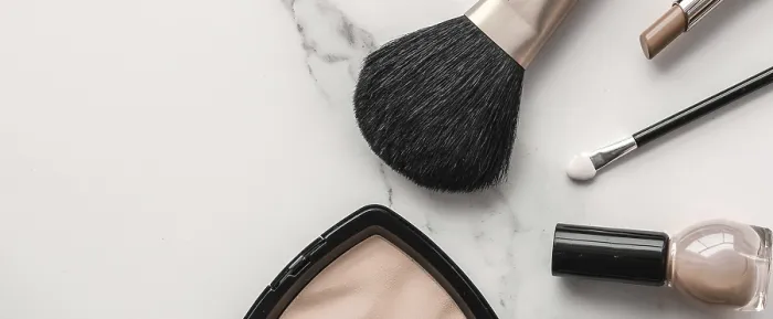 Gerahmter Druck : Make-up und Kosmetikprodukte auf Marmor.