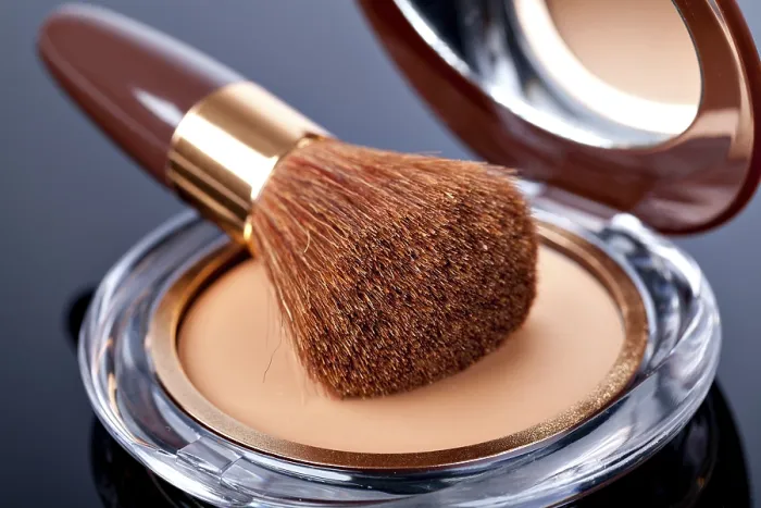 Gerahmter Druck : Makeup-Puder und Bürste Gerahmter Druck : Makeup-Puder und Bürste