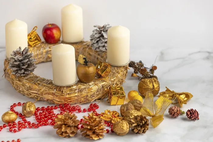 Gerahmter Druck : Ein Adventskranz anfertigen, weiße Kerzen. Gerahmter Druck : Ein Adventskranz anfertigen, weiße Kerzen.