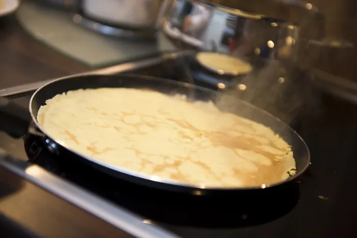 Gerahmter Druck : Kreppen in der Pfanne backen. Gerahmter Druck : Kreppen in der Pfanne backen.