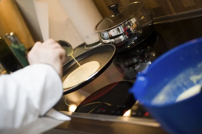 Gerahmter Druck : Kreppen in der Pfanne backen. Gerahmter Druck : Kreppen in der Pfanne backen.