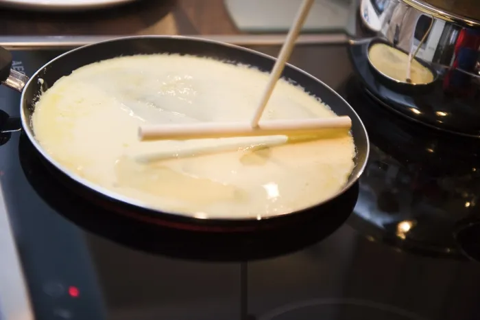 Gerahmter Druck : Kreppen in der Pfanne backen. Gerahmter Druck : Kreppen in der Pfanne backen.