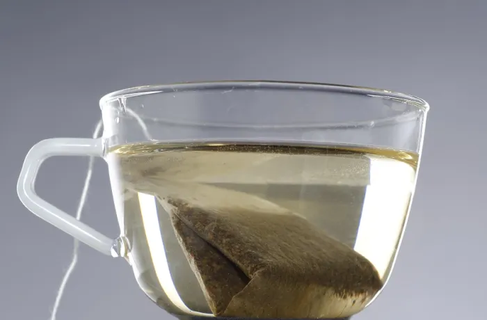 Gerahmter Druck : Ein Teebeutel im Kaffee zubereiten. Gerahmter Druck : Ein Teebeutel im Kaffee zubereiten.