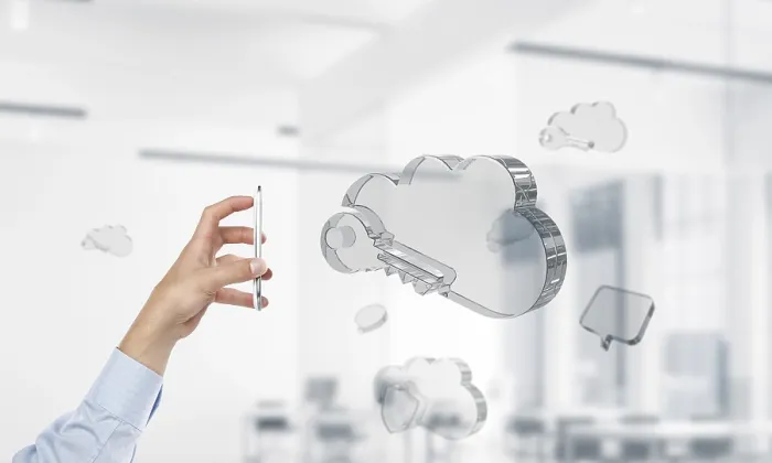 Gerahmter Druck : Männliche Hand mit Smartphone und Cloud-Computing-Konzept in modernem Innenraum. Gerahmter Druck : Männliche Hand mit Smartphone und Cloud-Computing-Konzept in modernem Innenraum.