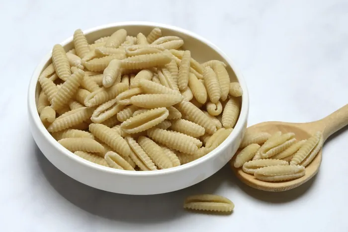 Gerahmter Druck : Malloreddus, sardische Gnocchetti in Schale. Gerahmter Druck : Malloreddus, sardische Gnocchetti in Schale.
