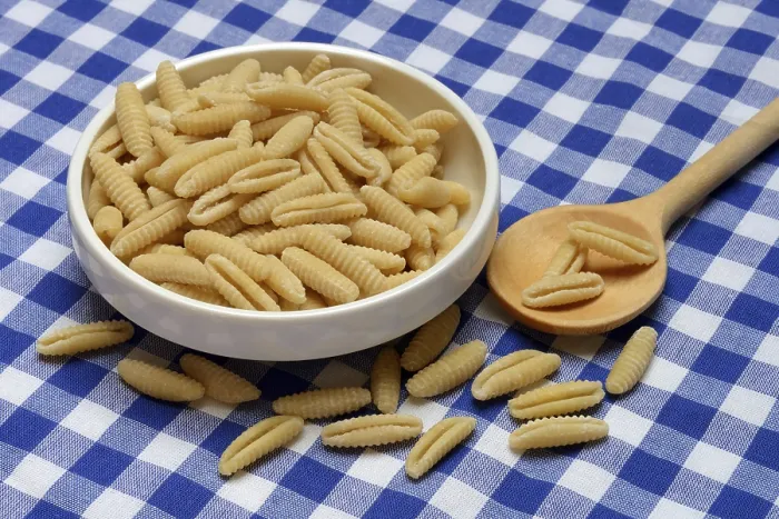 Gerahmter Druck : Malloreddus, sardische Gnocchetti in Schale. Gerahmter Druck : Malloreddus, sardische Gnocchetti in Schale.