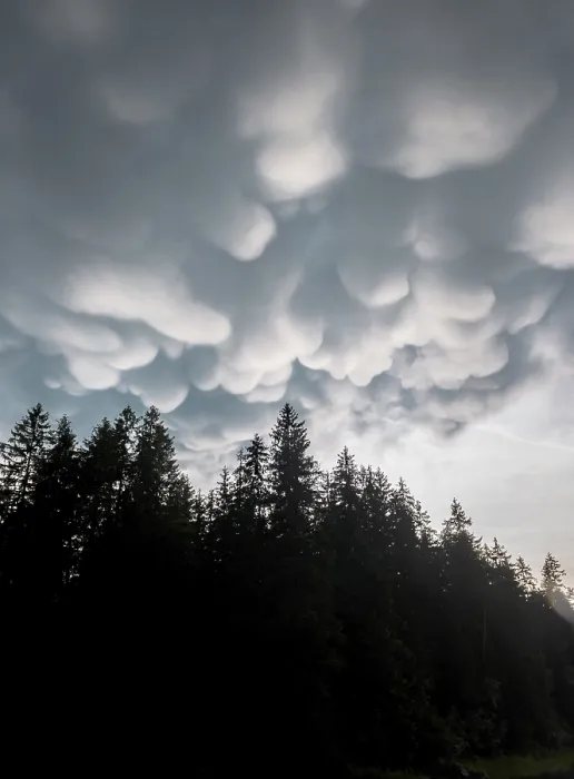 Gerahmter Druck : Riesige Wolken, schlechtes Wetter, dramatische Wolkenatmosphäre. Gerahmter Druck : Riesige Wolken, schlechtes Wetter, dramatische Wolkenatmosphäre.