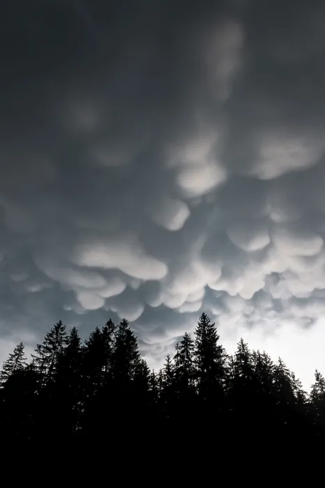 Gerahmter Druck : Riesige Wolken, schlechtes Wetter, dramatische Wolkenatmosphäre.