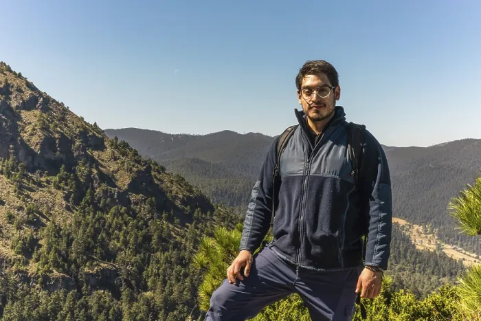 Gerahmter Druck : Ein Mann mit Rucksack steht selbstbewusst auf einem Bergpfad. Gerahmter Druck : Ein Mann mit Rucksack steht selbstbewusst auf einem Bergpfad.