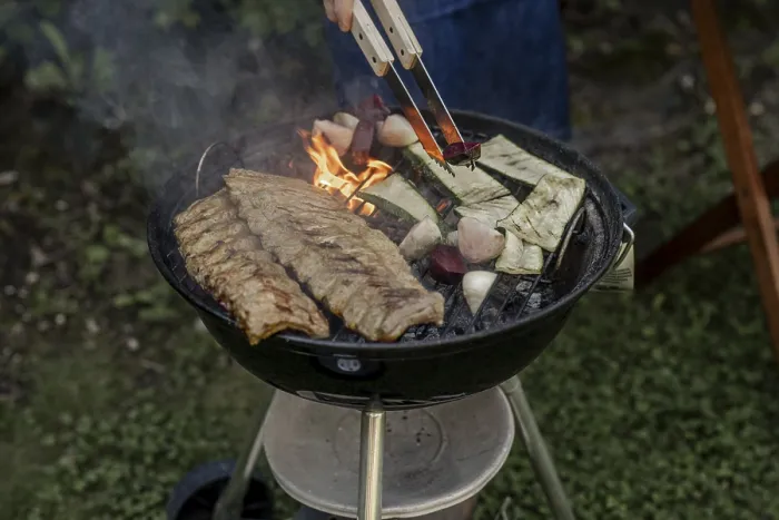 Gerahmter Druck : Ein Mann grillt im Garten. Gerahmter Druck : Ein Mann grillt im Garten.