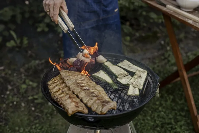Gerahmter Druck : Ein Mann grillt im Garten. Gerahmter Druck : Ein Mann grillt im Garten.