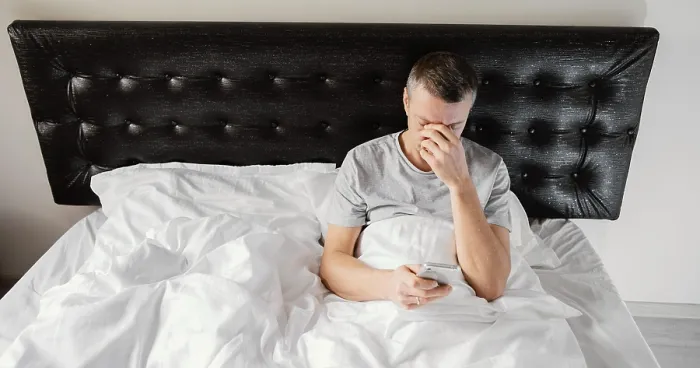 Gerahmter Druck : Man benutzt das Mobiltelefon.